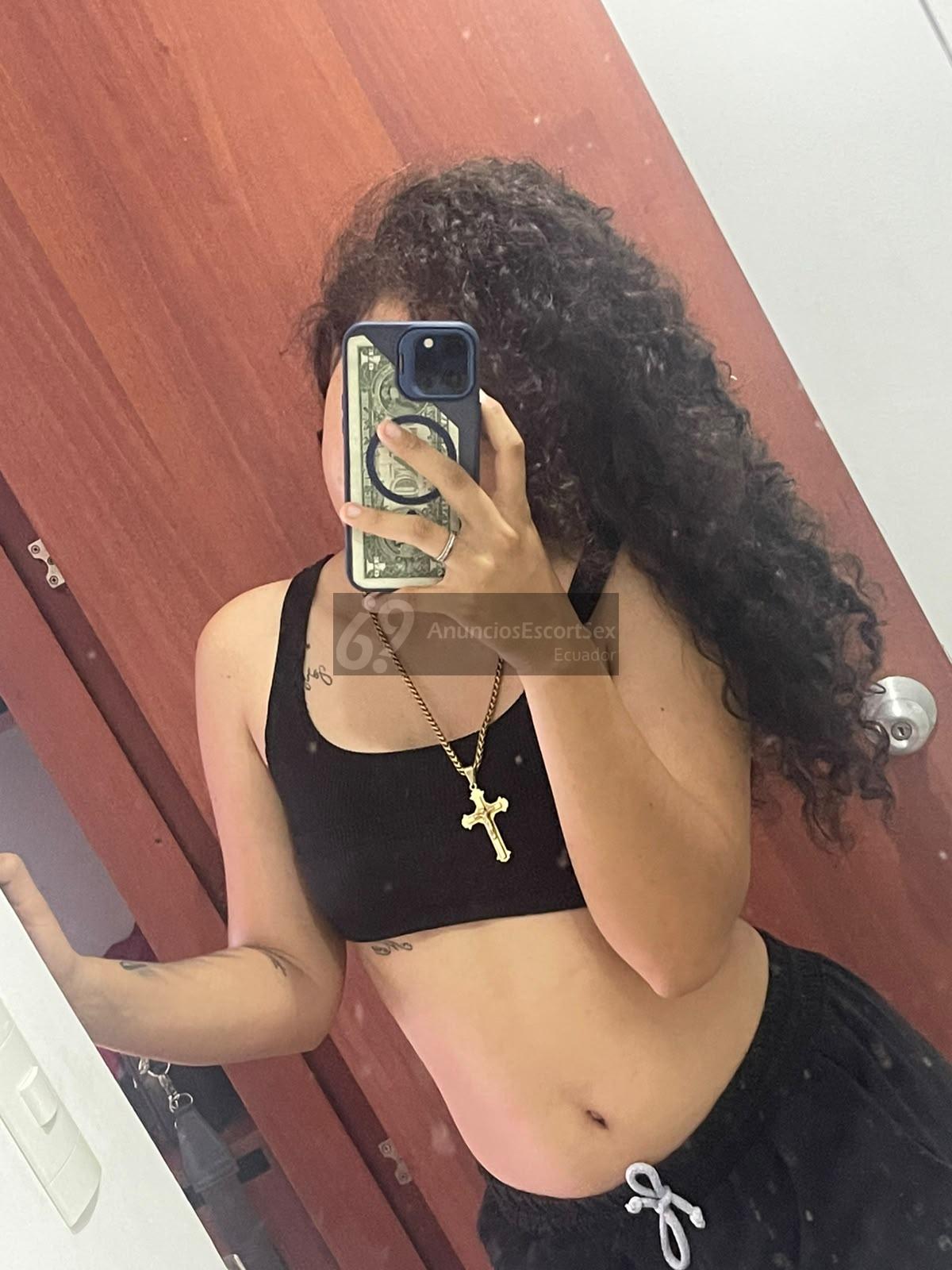 Hola soy Angelica de 19 años colombiana sambita estaré por un periodo corto